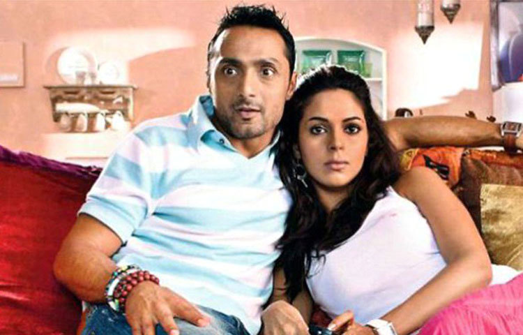 রাহুলবোস-মল্লিকা শেরওয়াত : ছবি তোলার সময় অদ্ভুত পোজ দিচ্ছেন এই উদ্ভট জুটি।