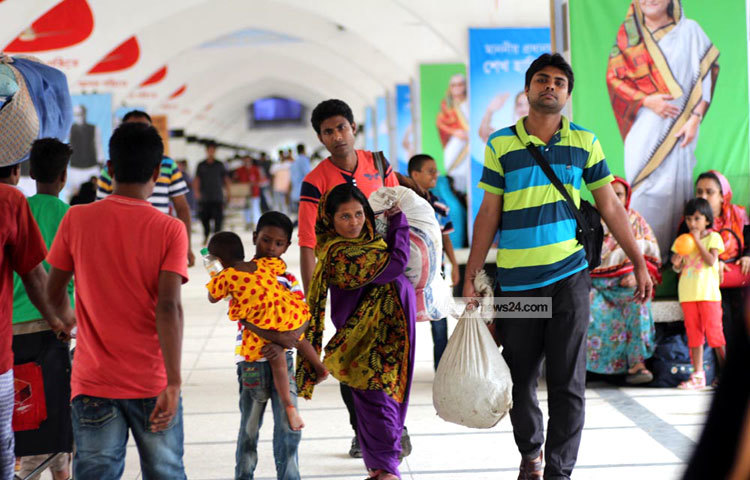 এবারের ঈদের দীর্ঘ ৯ দিনের ছুটি শেষে কর্মস্থল ঢাকায় ফিরতে শুরু করেছেন বিভিন্ন শ্রেণি-পেশার মানুষ। রাজধানীর কমলাপুর রেলওয়ে স্টেশন থেকে এ দৃশ্য ধারণ করেছেন আলোকচিত্রী বিপ্লব দিক্ষিৎ।