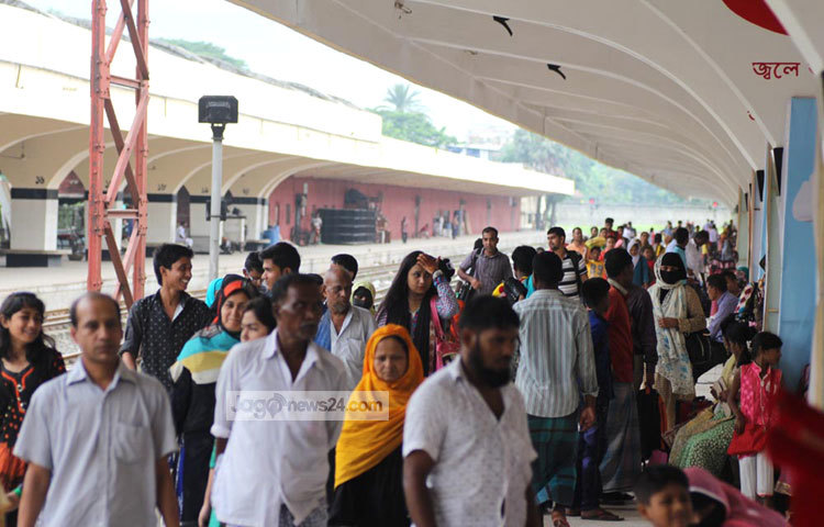 আজ (৯ জুলাই) সকাল থেকে মহাখালী বাস টার্মিনাল-কমলাপুর রেলওয়ে স্টেশন ও সদরঘাট ঘুরে মানুষের ভিড় লক্ষ্য করা যায়। ছবি : বিপ্লব দিক্ষিৎ।