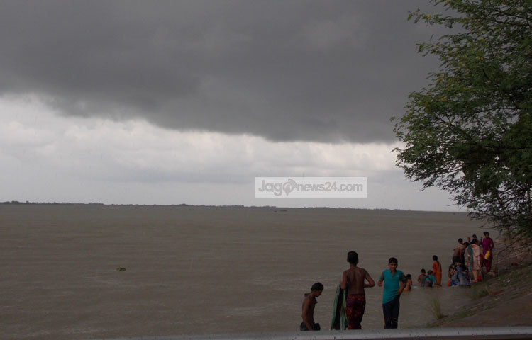 বর্ষাকাল এলে প্রমত্তা পদ্মা যেন তার যৌবন ফিরে পায়। উপরে কালো মেঘের ঘনঘটা নিচে পদ্মার ঘোলা জলের উথাল পাথাল ঢেউ। ছবি : রবিউল ইসলাম পলাশ।