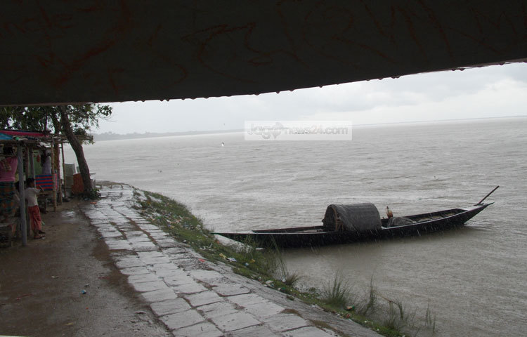 রিমঝিম বর্ষণে পদ্মার অপরূপ দৃশ্য। মনোলোভা এই দৃশ্য সত্যিই উপভোগ্য। ছবি : রবিউল ইসলাম পলাশ।