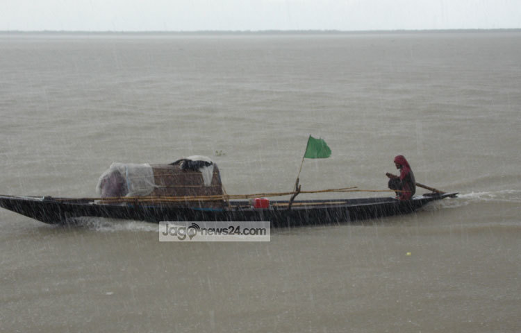 শ্রাবণের বৃষ্টির মাঝে জেলে মাছ ধরছেন। রূপালি ইলিশের অপেক্ষায় জেলে প্রহর গুণছেন। ছবি : রবিউল ইসলাম পলাশ।