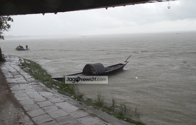 বৃষ্টি ভেজা পদ্মার রূপ নয় যেন পটে আঁকা শিল্পীর ছবি। এই দৃশ্য দেখে মন্ত্রমুগ্ধের মত তাকিয়ে থাকতে ইচ্ছে করে। ছবি : রবিউল ইসলাম পলাশ।