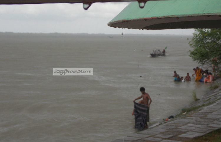 শ্রাবণে পদ্মা মায়াবী রূপ ধারণ করে আছে। এই মনোহর দৃশ্য উপভোগ করার জন্য অনেকেই পদ্মার বুকে নৌ ভ্রমণে বের হন। ছবি : রবিউল ইসলাম পলাশ।