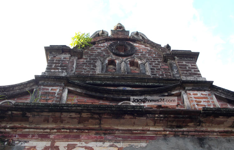 সংস্কারের অভাবে ঐতিহাসিক এই স্থাপনাটি দিন দিন ধংস হয়ে যাচ্ছে। ছবি : রবিউল ইসলাম পলাশ।