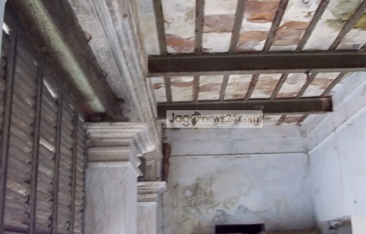 এলাকাবাসী দীর্ঘদিন ধরে দাবি জানিয়ে আসছেন সরকারি উদ্যেগে যেন এই বাড়িটি সংস্কার করে রক্ষণাবেক্ষণের ব্যবস্থা করা হয়। ছবি : রবিউল ইসলাম পলাশ।