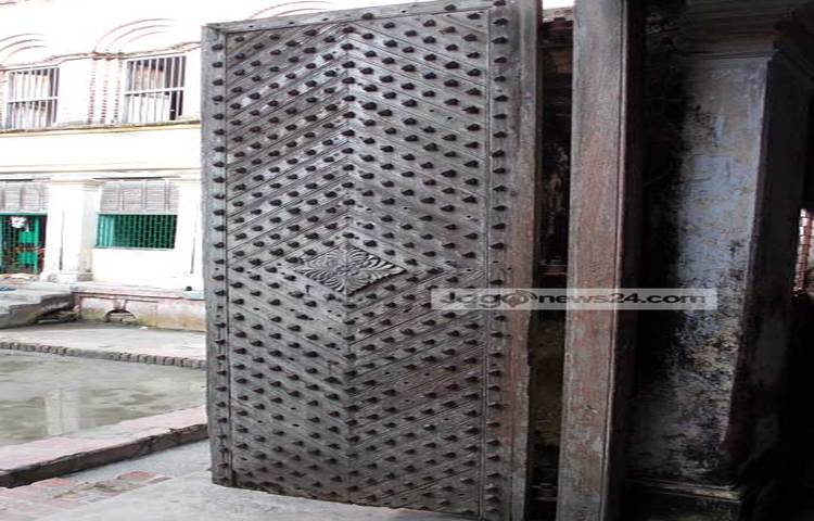 দেশের বিভিন্ন অঞ্চল থেকে ভ্রমণ পিপাসুরা কুটি পাঁচুরিয়ার এ ঐতিহাসিক বাড়িটি দেখতে আসেন। ছবি : রবিউল ইসলাম পলাশ।