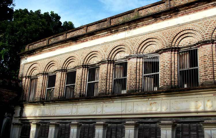 রাজবাড়ী কুটি পাঁচুরিয়ার ঐতিহাসিক মুহিত বাবুর বাড়িটির দ্বিতীয় তলা ঝুঁকিপূর্ণ হওয়ায় কেউ সেখানে বসবাস করছেন না। ছবি : রবিউল ইসলাম পলাশ।