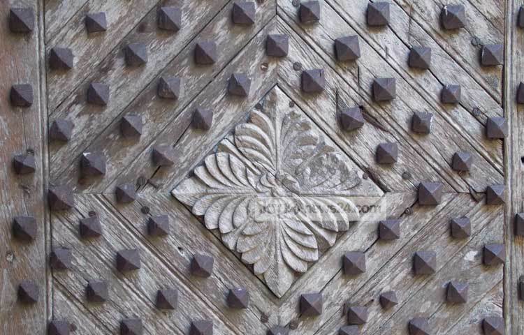কারুকার্যখচিত কাঠের দরজা। এই দরজা এখনো বাড়িটির আভিজাত্যের জানান দিচ্ছে। ছবি : রবিউল ইসলাম পলাশ।