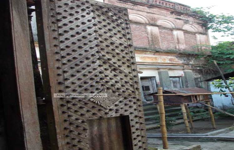 রাজবাড়ী কুটি পাঁচুরিয়ার ঐতিহাসিক মুহিত বাবুর বাড়ি থেকে বের হওয়ার দরজা। ছবি : রবিউল ইসলাম পলাশ।