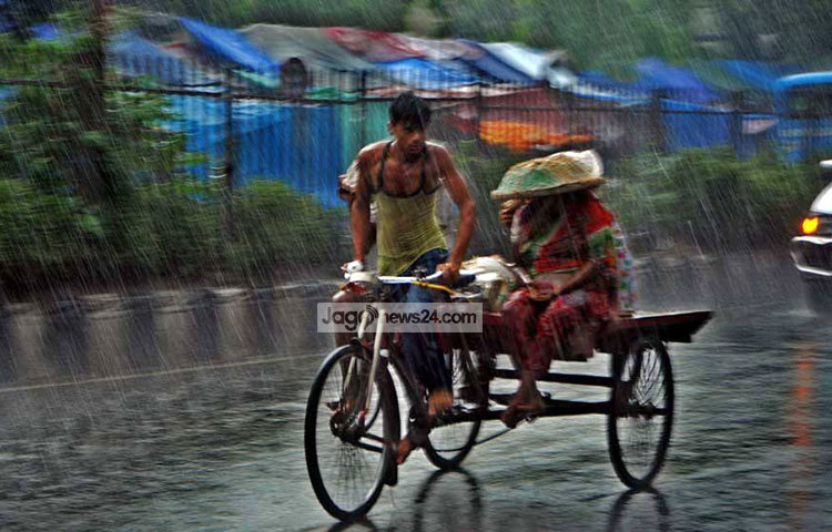 প্রচণ্ড গরমের মাঝে এক পশলা বৃষ্টি নগরবাসীর মাঝে স্বস্তি এনে দেয়।