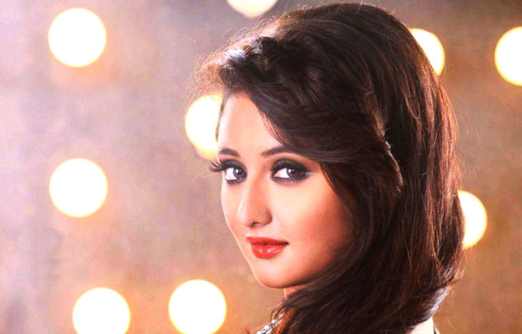 রেশমি দেশাই : অভিনয় ক্যারিয়ার নিয়ে দুরন্ত গতিতে ছুটে চলছেন এ অভিনেত্রী।