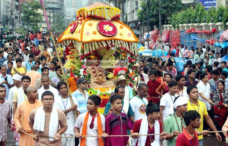 আজ রাজধানীতে হিন্দু সম্প্রদায়ের অন্যতম ধর্মীয় অনুষ্ঠান রথযাত্রা অনুষ্ঠিত হয়েছে। ছবি : বিপ্লব দিক্ষিৎ।