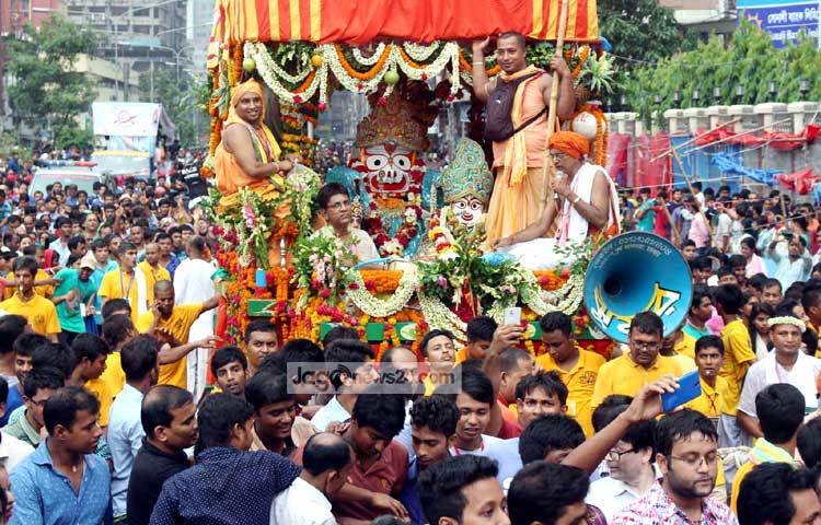 রাজধানীতে ৫০০ বছরের পুরোনো সুত্রাপুরের রামসীতা মন্দির কমিটির উদ্যোগে বিশাল রথযাত্রা অনুষ্ঠিত হয়। ছবি : বিপ্লব দিক্ষিৎ।