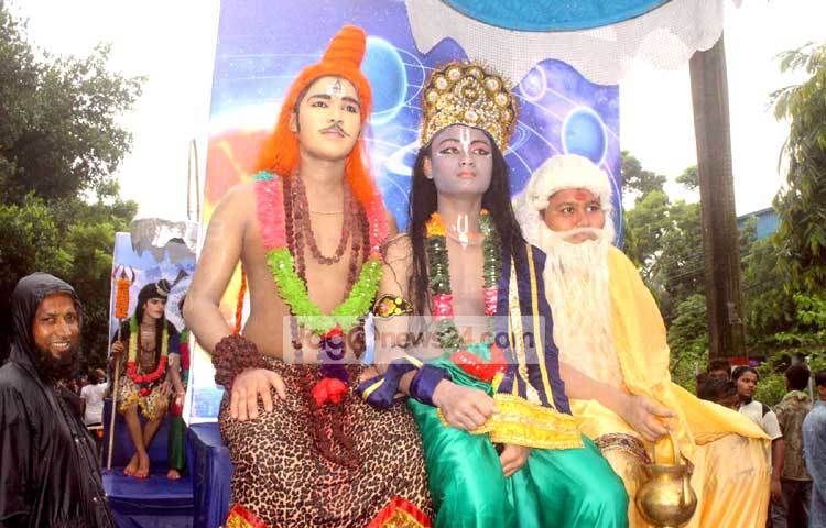 রথযাত্রা শেষে মন্দির প্রাঙ্গণে হাজার হাজার নারী-পুরুষ প্রসাদ নেয়। ছবি : বিপ্লব দিক্ষিৎ।