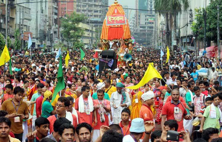 এ ছাড়া পুরান ঢাকার শ্রীশ্রী রাধামাধব জিও দেববিগ্রহ মন্দির, ঠাটারীবাজার শিবমন্দির এবং রাধাগোবিন্দ জিও ঠাকুর মন্দিরে রথযাত্রা, আলোচনা, ধর্মীয় সংগীত পরিবেশন, গীতাপাঠ ও মহাপ্রসাদ বিতরণের আয়োজন করা হয়। ছবি : বিপ্লব দিক্ষিৎ।