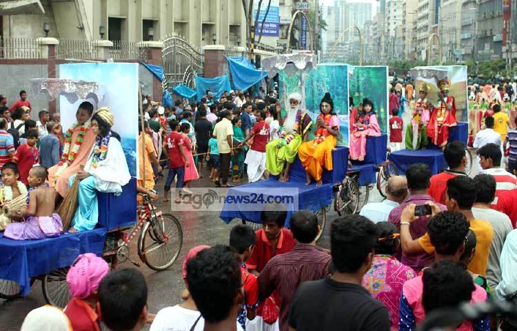 রথযাত্রার উৎসব মুখর পরিবেশ। এ উপলক্ষে রাজধানীতে ব্যাপক নিরাপত্তা দেওয়া হয়েছে। ছবি : বিপ্লব দিক্ষিৎ।
