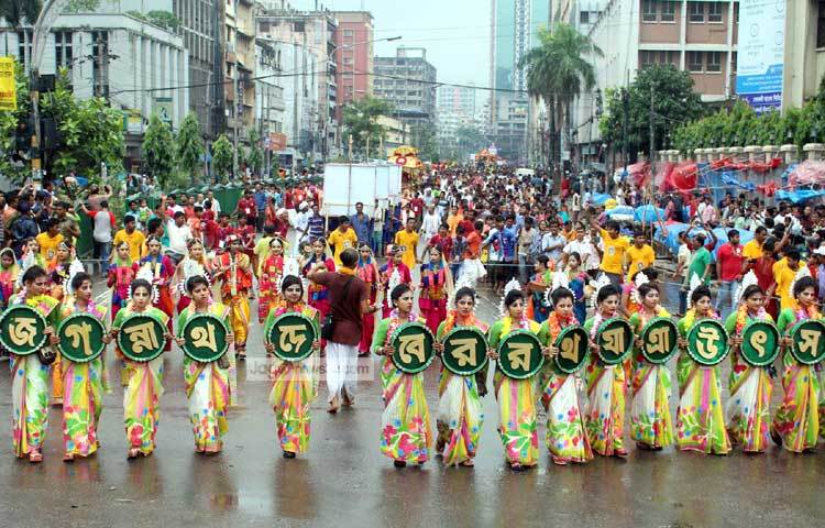 সবাই আনন্দমুখর পরিবেশে রথযাত্রায় অংশ নিয়েছেন। ভক্তদের বর্ণীল পোশাকে অংশগ্রহণ ছিলো চোখে পড়ার মত। ছবি : বিপ্লব দিক্ষিৎ।