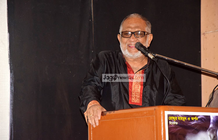 শ্যুটার ছবির সংবাদ সম্মেলনে বক্তব্য রাখছেন কিংবদন্তি নায়করাজ রাজ্জাক। ছবি : মাহবুব আলম।