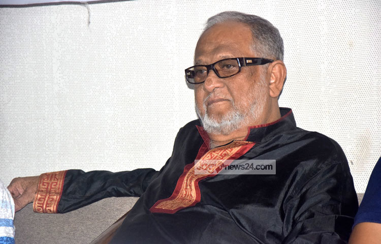 আপন ভুবনে কিংবদন্তি নায়করাজ রাজ্জাক। ছবি : মাহবুব আলম।