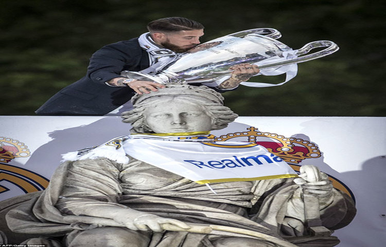 দি ফাউন্টেন অব সাইবেলের দেবি। প্লাজা ডি সিবেলেসের মূল প্রতীক। সেই দেবির গায়ে ক্লাব পতাকা জড়িয়ে ট্রফি নিয়ে উল্লাস করলেন অধিনায়ক সার্জিও রামোস।