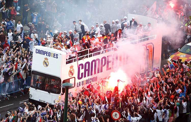 মাদ্রিদের রাস্তায় ছাদখোলা বাসে করে হাজার হাজার সমর্থকের অভিনন্দন গ্রহণ করছেন চ্যাম্পিয়ন্স লিগ ট্রফি জয়ী রিয়াল ফুটবলাররা।