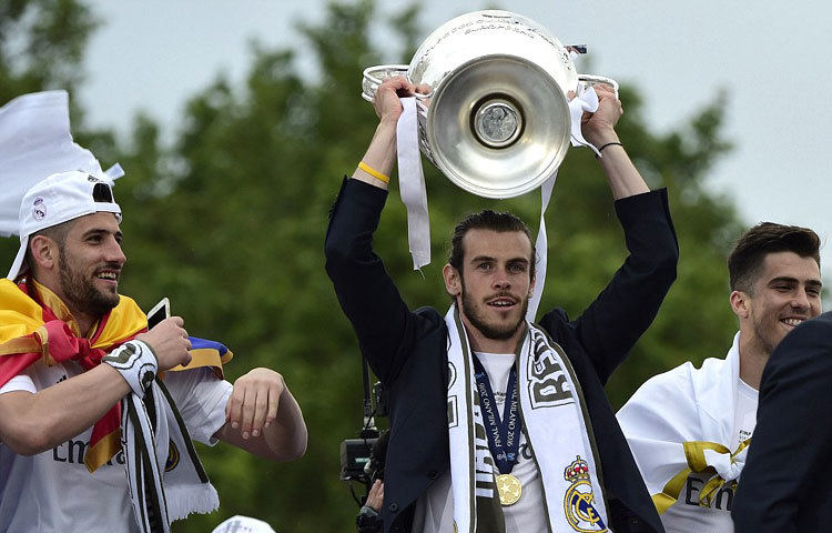 রিয়াল মাদ্রিদের ১১তম চ্যাম্পিয়ন্স লিগ জয়ের আরেক নায়ক গ্যারেথ বেল। ট্রফিটা তার হাতেও বেশ মানানসই।