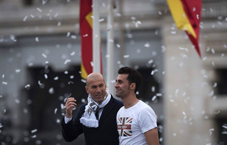 ইউরোপ জয়ের পর ডিফেন্ডার আলভারো আরবেলোয়ার সঙ্গে খোশগল্পে মত্ত কোচ জিনেদিন জিদান।