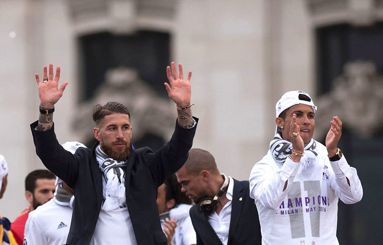 রিয়াল মাদ্রিদ অধিনায়ক সার্জিও রামোস এবং মূল তারকা ক্রিশ্চিয়ানো রোনালদো সমর্থকদের অভিনন্দন গ্রহণ করছেন।