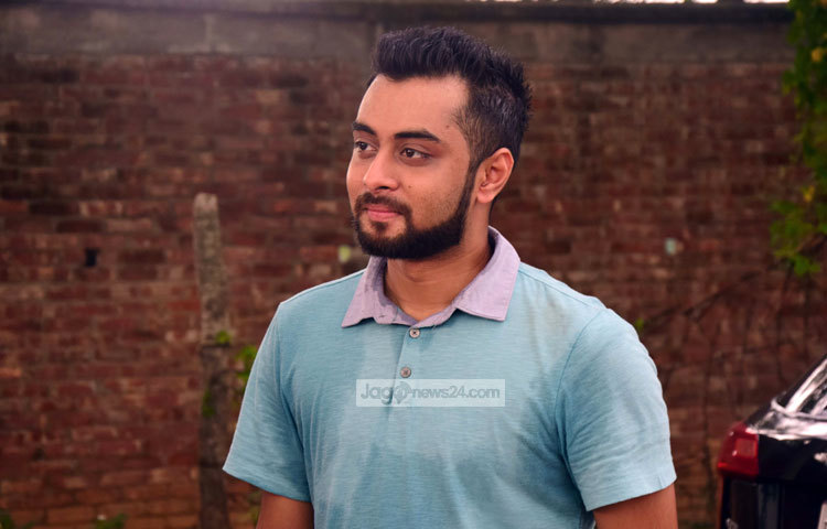 ক্যামেরার সামনে অভিনেতার ভঙ্গিতে হৃদয় খান। গান এবং অভিনয় তিনি সমান তালে চালাতে চান। ছবি : মাহবুব আলম।