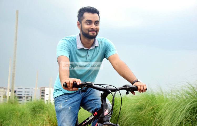 সঙ্গীতশিল্পী হৃদয় খান মিষ্টি মধুর গান শুনিয়ে শ্রোতাদের মন্ত্রমুগ্ধ করে রেখেছেন। ছবি : মাহবুব আলম।