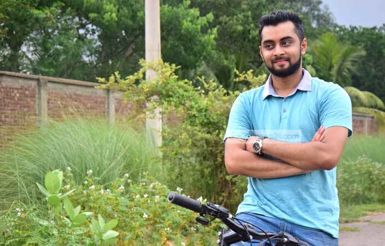 সঙ্গীত সাধনার পাশাপাশি হৃদয় খান খুবই স্টাইলিশ। ছবি : মাহবুব আলম।