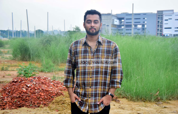 গানের পাশাপাশি হৃদয় খান বর্তমানে নাটকেও অভিনয় করছেন। সেই সঙ্গে একটি এফএম রেডিওতে আরজে হিসেবে গানের অনুষ্ঠান উপস্থাপনাও করছেন। ছবি : মাহবুব আলম।