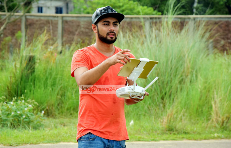 হৃদয় খান সমসাময়িক সব ধরনের প্রযুক্তি ব্যবহার করেন। ছবি : মাহবুব আলম।