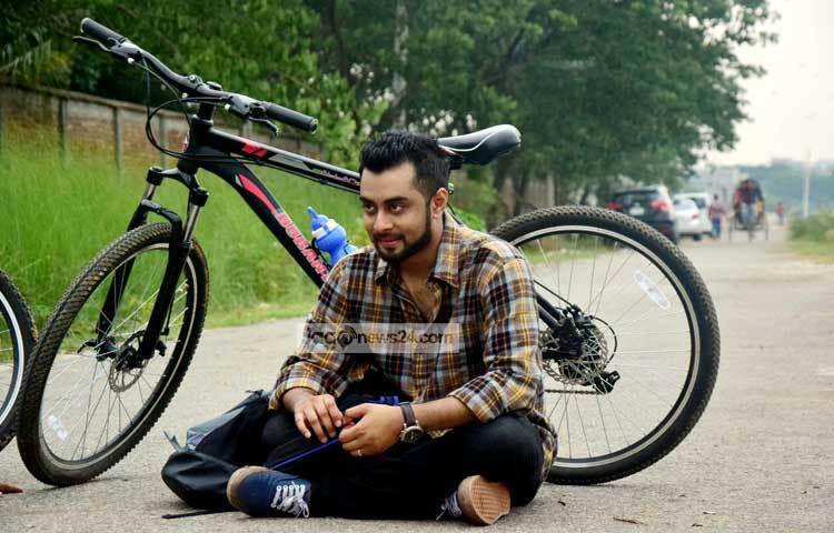 অবসর সময়ে হৃদয় খান সাইকেল চালাতে খুবই পছন্দ করেন। তাই অবসর মুহূর্তে দুরন্ত বাইসাইকেলটি তার সঙ্গী হয়ে থাকে। ছবি : মাহবুব আলম।