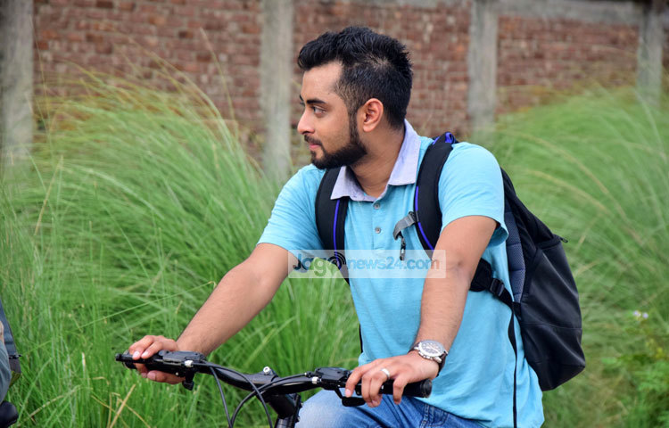 হৃদয় খান এরই মধ্যে বিজ্ঞাপনের জিঙ্গেল নির্মাণ করে খ্যাতি অর্জন করেছেন। চলচ্চিত্রের সঙ্গীত পরিচালনা করেও তিনি জনপ্রিয়তা লাভ করেছেন। ছবি : মাহবুব আলম।