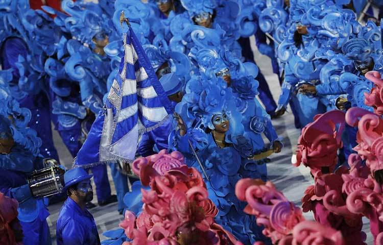 ঘরে বসে টেলিভিশনের পর্দায় তা উপভোগ করেছেন ৩ বিলিয়ন দর্শক। রীতি অনুযায়ী উদ্বোধনী অনুষ্ঠানে প্রতিটি দেশের প্রতিযোগীরা নিজ দেশের পতাকা হাতে স্টেডিয়াম প্রদক্ষিণ করেন।