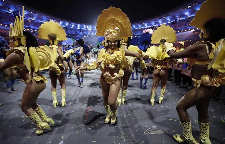 অলিম্পিকের উদ্বোধনী আসরে ব্রাজিলে ঐহিত্যবাহী নৃত্য পরিবেশন করছেন সুন্দরীরা। বহুআগে প্রাচীন গ্রিসের ঈশ্বরদের সম্মান জানানোর উদ্দেশ্যে অলিম্পিক আসরের সূত্রপাত হয়।