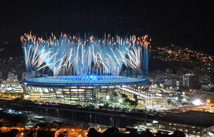 জমকালো আয়োজনে ব্রাজিলের রিও ডি জেনিরোর মারাকানা স্টেডিয়াম। বলা হয়ে থাকে পুরানকথা, ঐতিহ্য, ইতিহাস সবই একাকার হয় এই অলিম্পিকে।
