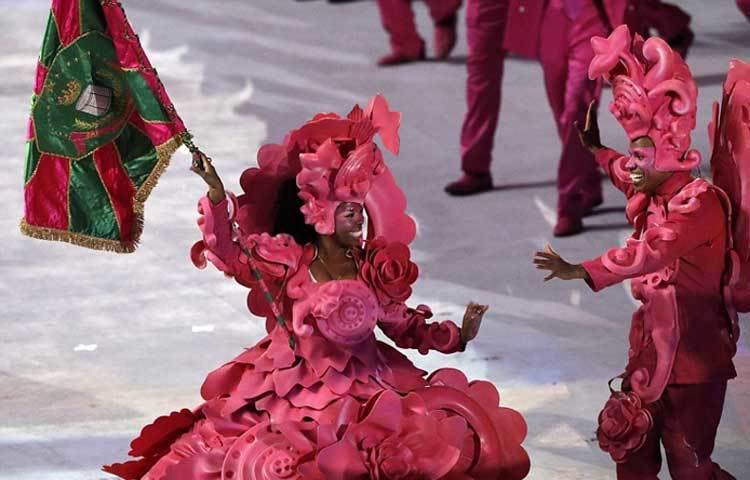 ব্রাজিলের ঐতিহ্যবাহী পোশাক পরে নৃত্য পরিবেশন করছে দুই নৃত্যশিল্পী।