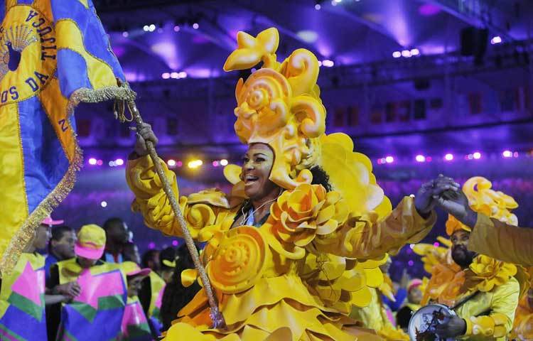 ব্রাজিলে এই আয়োজনের বিরোধিতা করছেন তাদের মূল বক্তব্য হলো- এমন আড়ম্বরপূর্ণ আয়োজনের জন্য যে বিশাল অর্থ খরচ হলো তা ব্রাজিলের দরিদ্র মানুষের জীবনমান উন্নয়নের কাজে লাগানো যেত।