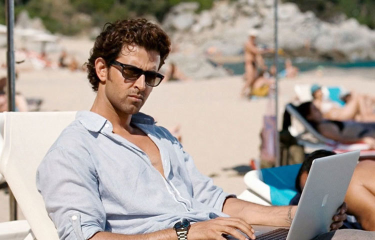 কাজ পাগল এক &lsquo;এক্সিকিউটিভ&rsquo; অফিসারের লুকে &lsquo;জিন্দগি না মিলেগি দোবারা&rsquo; ছবিতে হৃতিক।