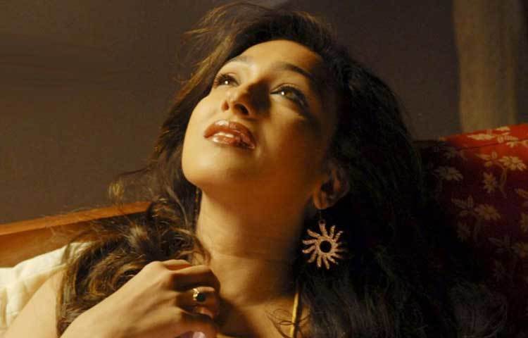 ঋতু ১৯৯৫ সাল থেকে বাংলা চলচ্চিত্র শিল্পের সঙ্গে জড়িত রয়েছে। বাণিজ্যিক ও শৈল্পিক উভয় ধারার ছবিতে কাজ করছেন তিনি।