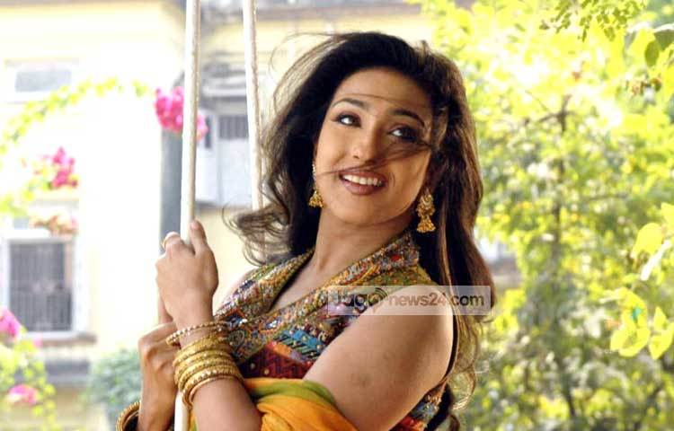 ঋতুর সুনিপুণ অভিনয় তাকে এনে দিয়েছে একাধিক পুরস্কার। অভিনয়ের পাশাপাশি বিভিন্ন সমাজসেবামূলক কাজ ও লেখালেখির সঙ্গেও জড়িত রয়েছেন।