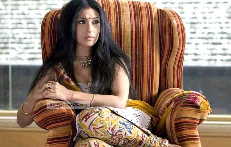 ঋতুপর্ণা বাংলাদেশের চলচ্চিত্রেও অভিনয় করে বেশ জনপ্রিয়তা লাভ করছেন। অভিনয়ের পাশাপাশি আনন্দলোক পত্রিকায় তিনি নিয়মিত কলামও লিখছেন।