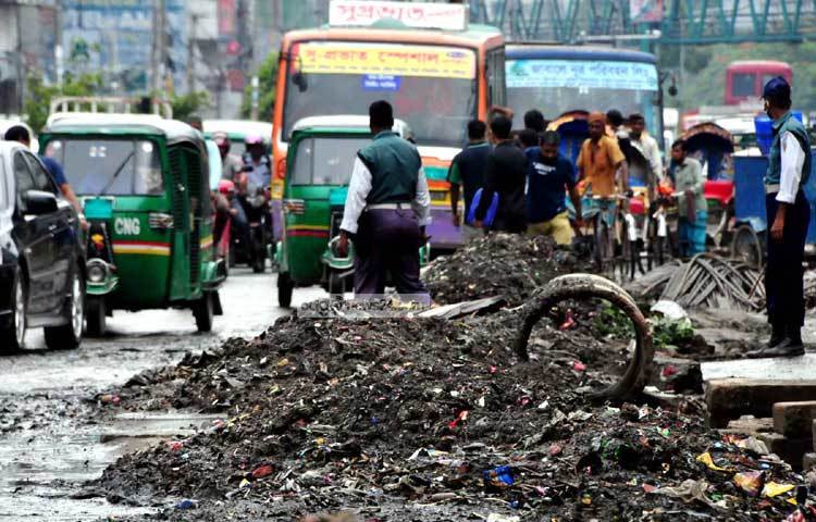 রাস্তার পাশে এ সব ময়লা জামিয়ে রাখার কারণে যানজটের সৃষ্টি হচ্ছে। ছবি : বিপ্লব দিক্ষিৎ।