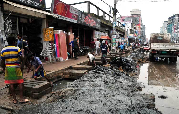 রাস্তার অবস্থা দেখে মনে হচ্ছে খাল কিংবা পুকুর খননের কাজ চলছে। ছবি : বিপ্লব দিক্ষিৎ।