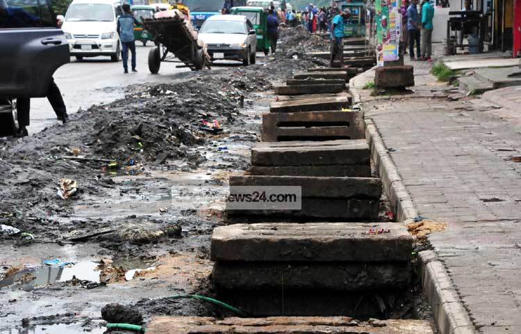 কুড়িল বিশ্বরোড এলাকার বাসিন্দারা এ রাস্তায় চলতে গিয়ে নানা দুর্ভোগে পড়ছেন। ছবি : বিপ্লব দিক্ষিৎ।