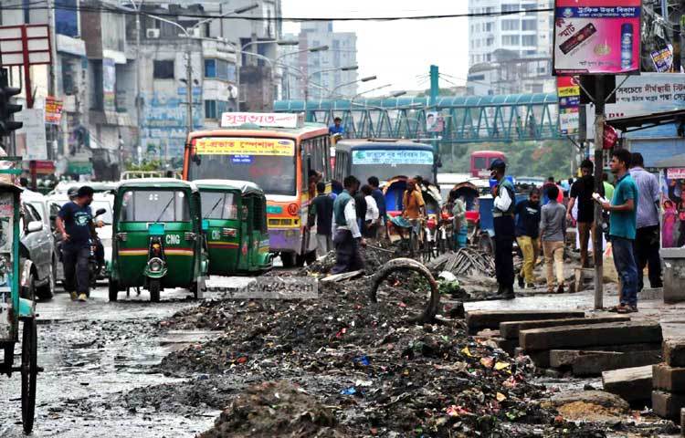 রাস্তার ময়লা আর্বজনা দ্রুত অপসারণের জন্য এলাকাবাসী সিটি কর্পোরেশনের সুদৃষ্টি কামনা করছেন। ছবি : বিপ্লব দিক্ষিৎ।