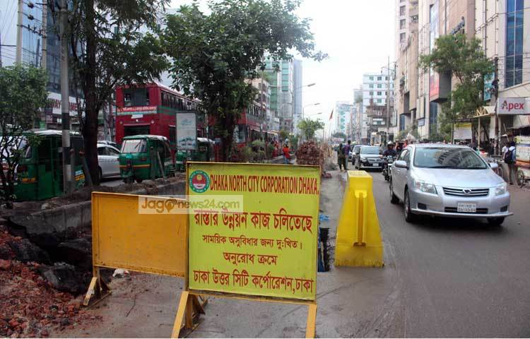 রাস্তা খোঁড়াখুঁড়ির কারণে এখানে দিনের সিংহভাগ সময় যানজট লেগে থাকে। ছবি : বিপ্লব দিক্ষিৎ।